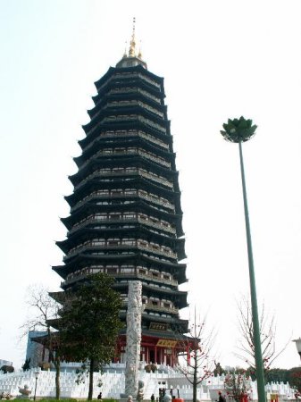 Самое высокое деревянное здание в мире - пагода в монастыре Тяньнин